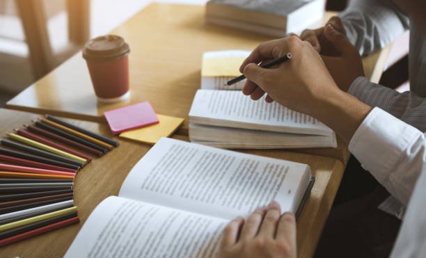 How to Write Essays That Analyze Literature Effectively