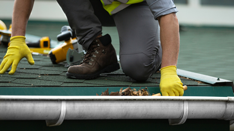 gutter-cleaning-service