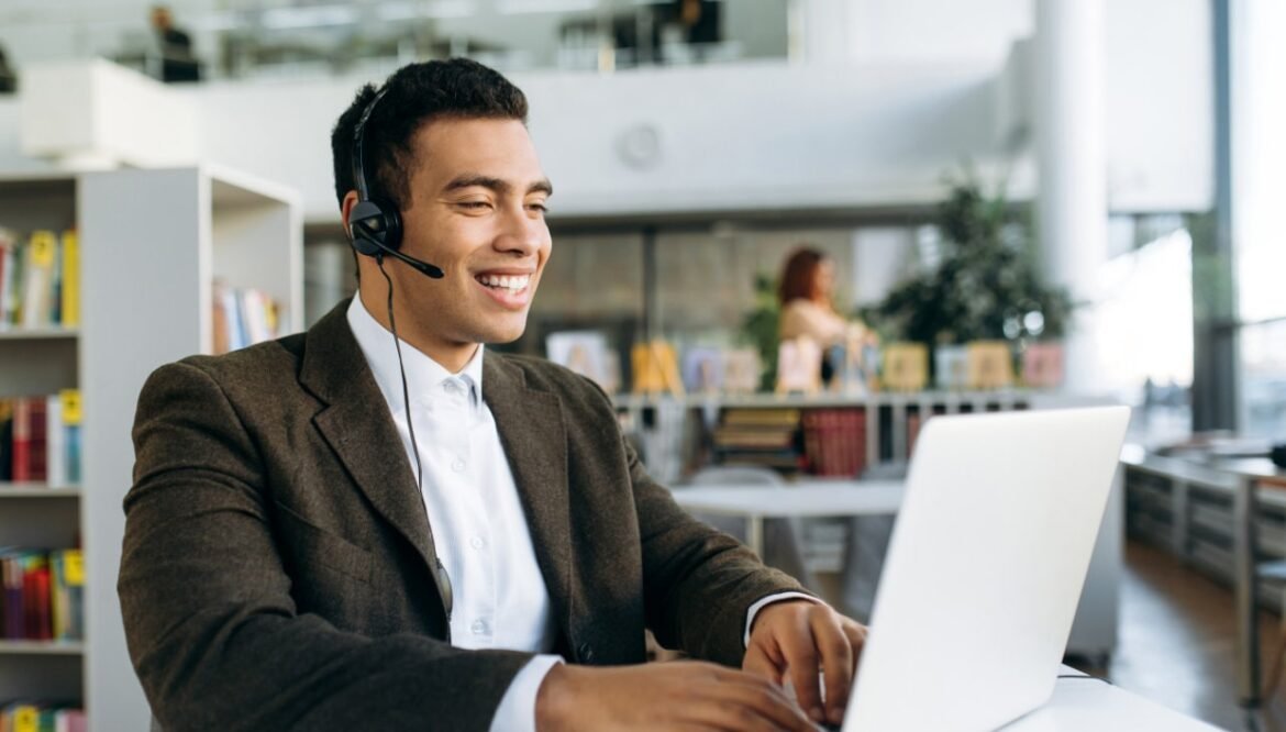 How Does a Bilingual Virtual Assistant Improve Service?